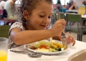 Cozinhas solidárias, programas de transferência de renda, retomada do crescimento e valorização do salário mínimo compõem a lista de ações que contribuem para a redução da fome no país. Foto: Fernando Frazão/Agência Brasil