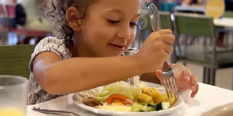 Cozinhas solidárias, programas de transferência de renda, retomada do crescimento e valorização do salário mínimo compõem a lista de ações que contribuem para a redução da fome no país. Foto: Fernando Frazão/Agência Brasil