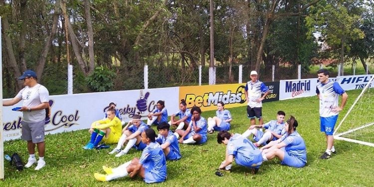 Vitória foi construída no primeiro tempo com gols de Laylla e Debora de Oliveira Crédito/fotos: Assessoria