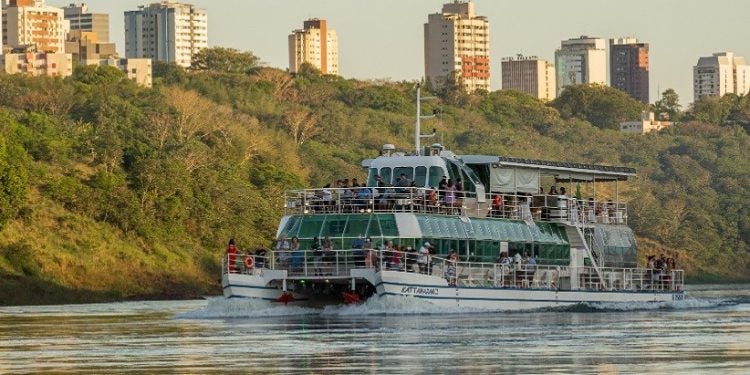O Kattamaram II navega pelos rios Iguaçu e Paraná oferecendo um cenário gigante da geografia e dos atrativos turísticos