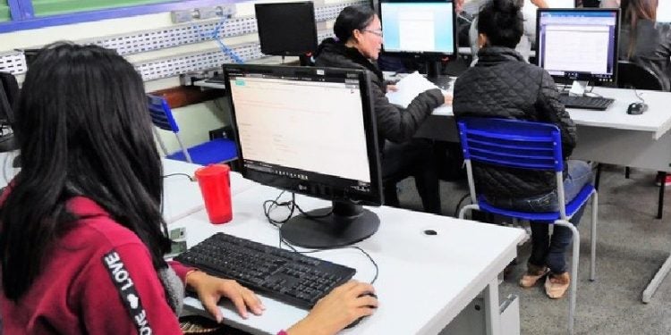 Escolas públicas brasileiras serão conectadas por fibra óptica ou via satélite, com uma velocidade adequada para fins pedagógicos - Foto: Lúcio Bernardo Jr. / Agência Brasília