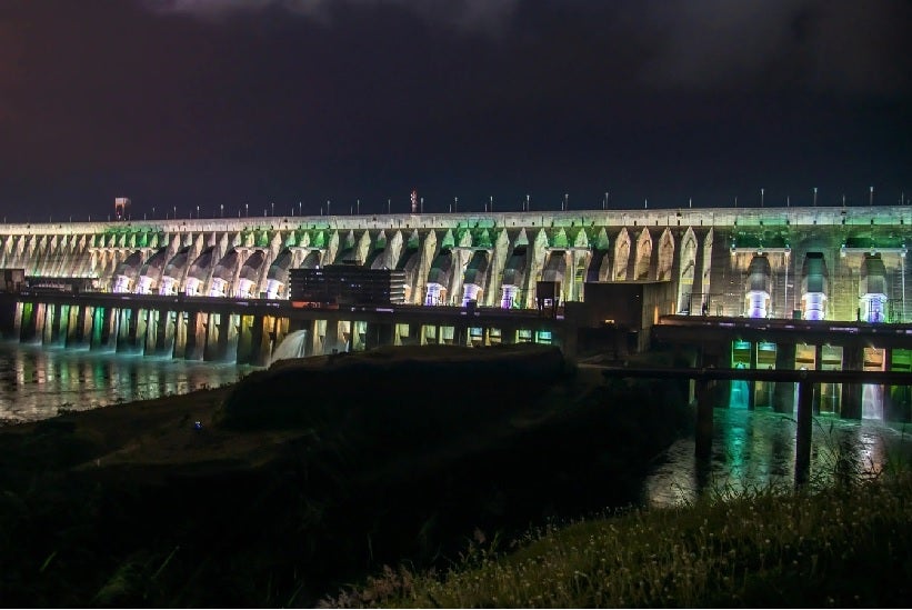 Itaipu Iluminada, um dos passeios oferecidos pelo Turismo Itaipu. Foto: Rafa Kondlatsch/Itaipu Binacional