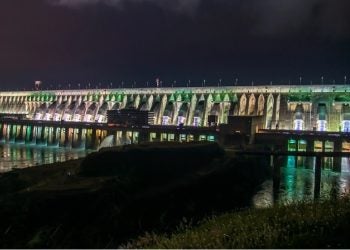 Itaipu Iluminada, um dos passeios oferecidos pelo Turismo Itaipu. Foto: Rafa Kondlatsch/Itaipu Binacional