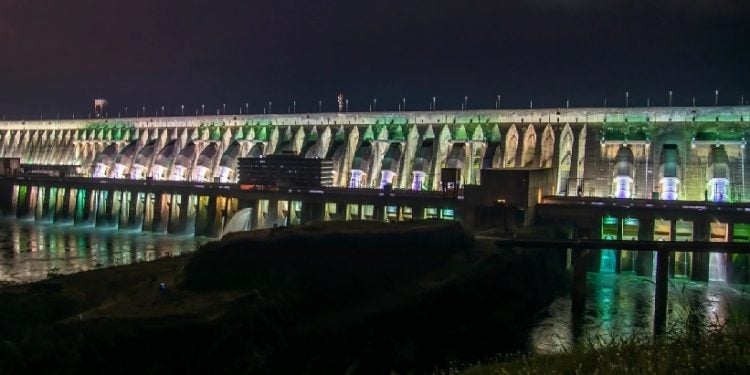 Itaipu Iluminada, um dos passeios oferecidos pelo Turismo Itaipu. Foto: Rafa Kondlatsch/Itaipu Binacional
