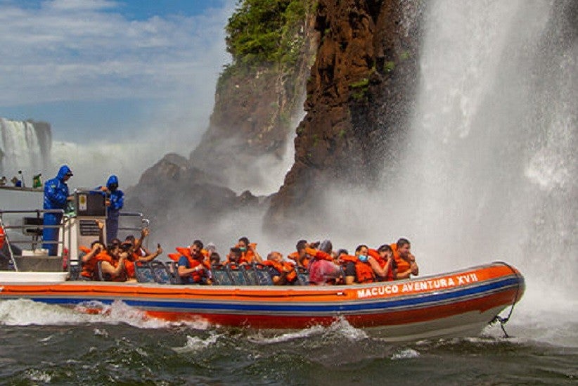 O barco chega bem perto das quedas para o turista tomar um banho e sair renovado com as energias das Cataratas - Foto: Marcos Labanca