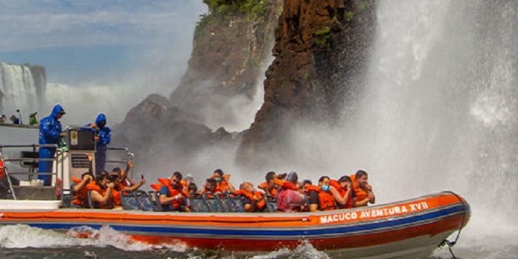O barco chega bem perto das quedas para o turista tomar um banho e sair renovado com as energias das Cataratas - Foto: Marcos Labanca