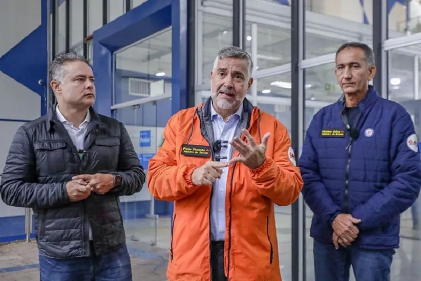 Ministros Renan Filho (Transportes), Paulo Pimenta (Apoio à Reconstrução do RS) e Waldez Góes (Desenvolvimento Regional) durante live para balanço das ações do Governo Federal em apoio ao Rio Grande do Sul, nesta quinta-feira (16), em Porto Alegre - Foto: