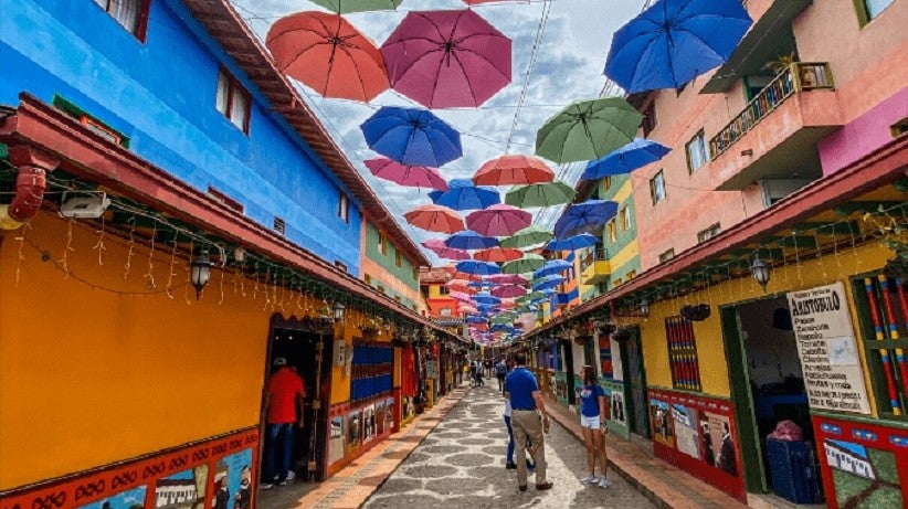 Aqui dançamos tango, samba, salsa, reggaeton e funk. Comemos feijoada, guacamole, tamales, bife e dulce de leche - onde mais você quer ir se tem tudo aqui? / Foto: lemaret pierrick's Images