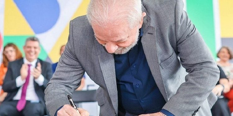 O presidente Lula assinou dois atos que liberam recursos para estados, municípios e o Distrito Federal - Foto: Ricardo Stuckert/PR