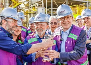 Presidente Lula durante visita à planta de produção de etanol de segunda geração no Parque de Bioenergia Bonfim, em Guariba (SP) - Foto: Ricardo Stuckert/PR
