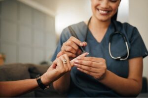 Adesão ao tratamento, consulta regular a profissionais de saúde e busca por informações são fundamentais para cuidado da doença
Créditos: Istock