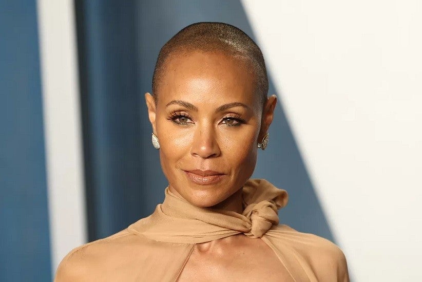 Jada Pinkett Smith com a cabeça raspada: atriz tem Alopecia, doença autoimune que causa a queda do cabelo — Foto: Arturo Holmes/FilmMagic/Getty Images