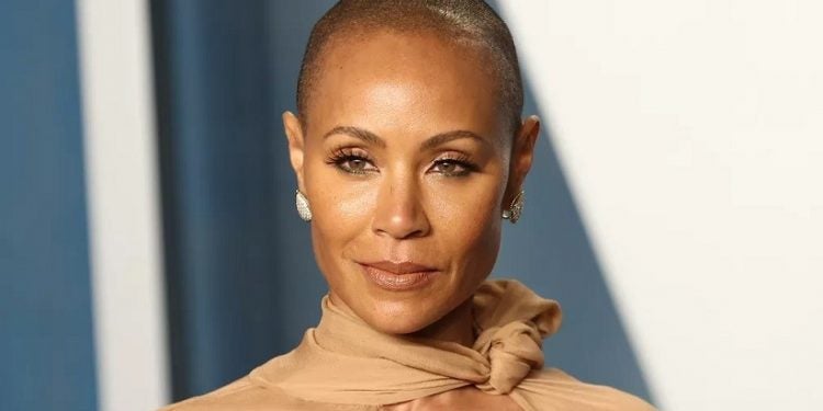 Jada Pinkett Smith com a cabeça raspada: atriz tem Alopecia, doença autoimune que causa a queda do cabelo — Foto: Arturo Holmes/FilmMagic/Getty Images
