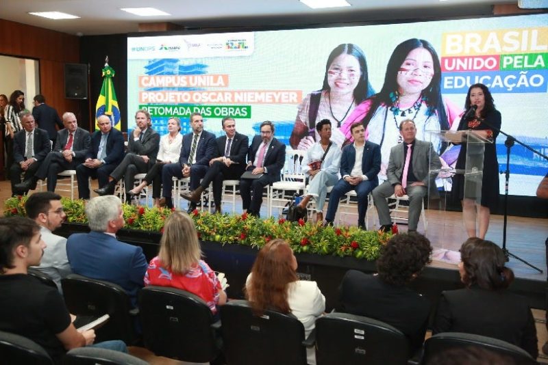Autoridades durante a cerimônia - Foto: Unila