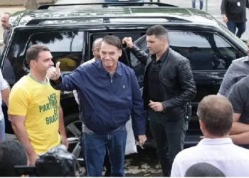 À direita de Bolsonaro, o segurança Gerson Dutra, conhecido como Patropa Foto: Marcio Alves/Agência O Globo