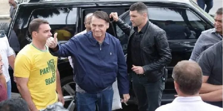 À direita de Bolsonaro, o segurança Gerson Dutra, conhecido como Patropa Foto: Marcio Alves/Agência O Globo