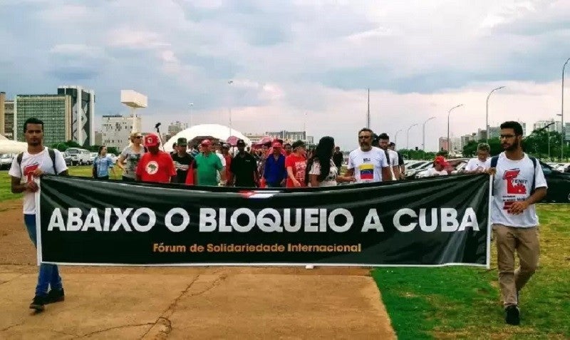 Solidariedade. Ato em Brasília denuncia o criminoso bloqueio econômico a Cuba, em 2019 - Foto: JAV/DF