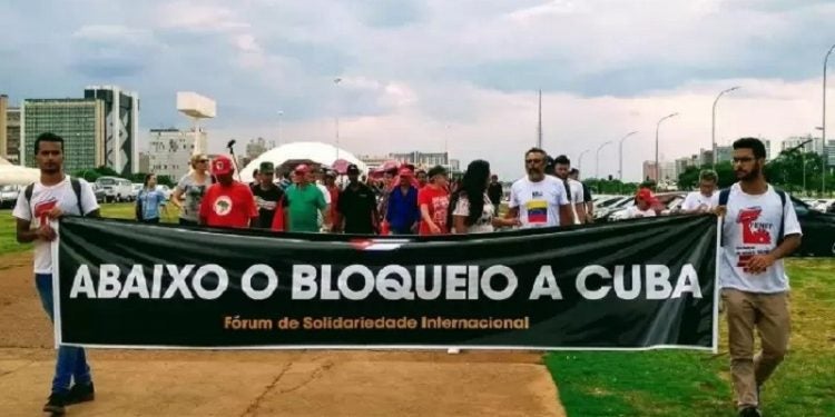 Solidariedade. Ato em Brasília denuncia o criminoso bloqueio econômico a Cuba, em 2019 - Foto: JAV/DF