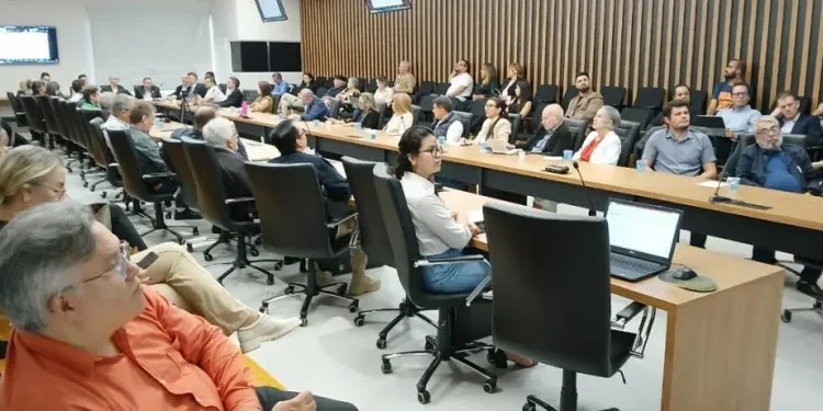 Em plenária concorrida, conselheiros, convidados e a comunidade presentes – foto: Divulgação