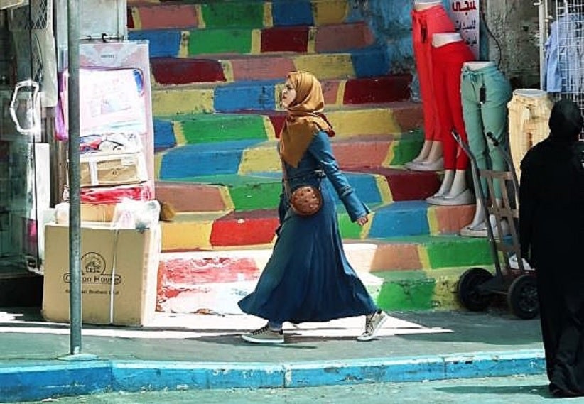 Mulher caminha nas ruas de Hebron - Yasser Jamil Fayad