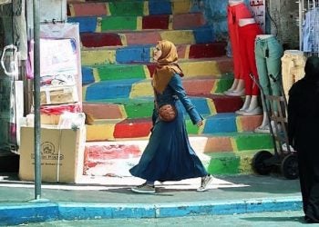Mulher caminha nas ruas de Hebron - Yasser Jamil Fayad