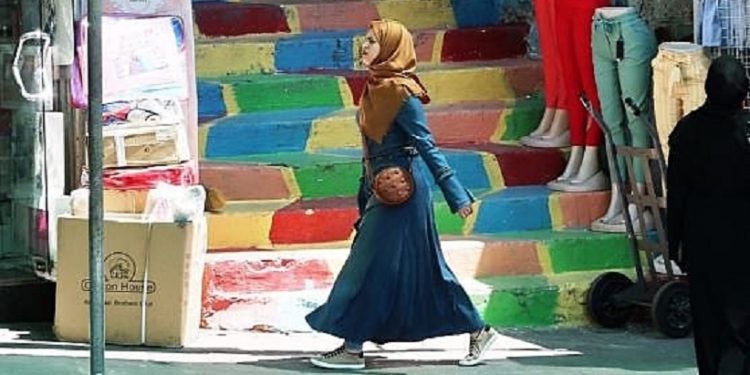 Mulher caminha nas ruas de Hebron - Yasser Jamil Fayad