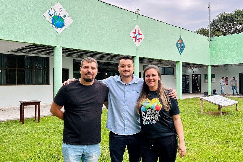 O sócio-proprietário do Wonder Park, Jin Petrycoski, ladeado pelo coordenador do CAIA, Jacson Henrique Gatelli e da coordenadora do Centro de Aprendizagem e Formação (CAF), Thais Ghisi Mehl