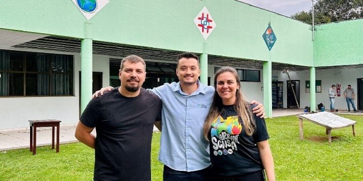 O sócio-proprietário do Wonder Park, Jin Petrycoski, ladeado pelo coordenador do CAIA, Jacson Henrique Gatelli e da coordenadora do Centro de Aprendizagem e Formação (CAF), Thais Ghisi Mehl