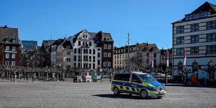 Ruas vazias em Dusseldorf, na Alemanha: pacote faz frente a queda na economia Sascha Steinbach / EFE-EPA - 23.3.2020