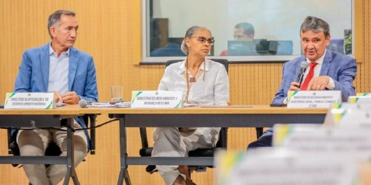 Os ministros Waldez Góes (Integração e Desenvolvimento Regional), Marina Silva (Meio Ambiente e Mudança do Clima) e Wellington Dias (Desenvolvimento e Assistência Social) durante a reunião técnica desta terça-feira (5) - Foto: Roberta Aline/ MDS