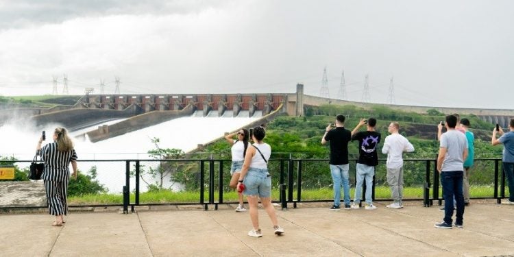 Vertedouro aberto encantou os turistas. Foto: Sara Cheida/Itaipu Binacional
