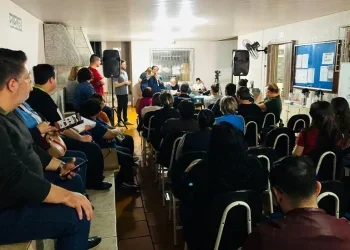 Servidores do município, de diversas categorias, participram da assembleia conjunta entre Sinprefi e Sismufi, dia 13 de maio. (Assessoria)