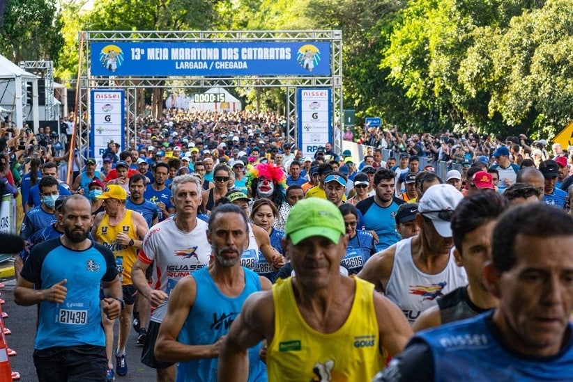 Mais de quatro mil corredores participaram da 13ª Meia Maratona das Cataratas neste domingo (20) no Parque Nacional do Iguaçu. Imagem: Marcos Labanca