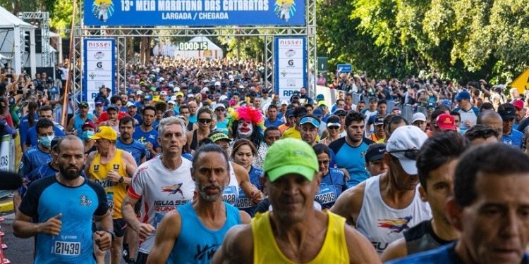 Mais de quatro mil corredores participaram da 13ª Meia Maratona das Cataratas neste domingo (20) no Parque Nacional do Iguaçu. Imagem: Marcos Labanca