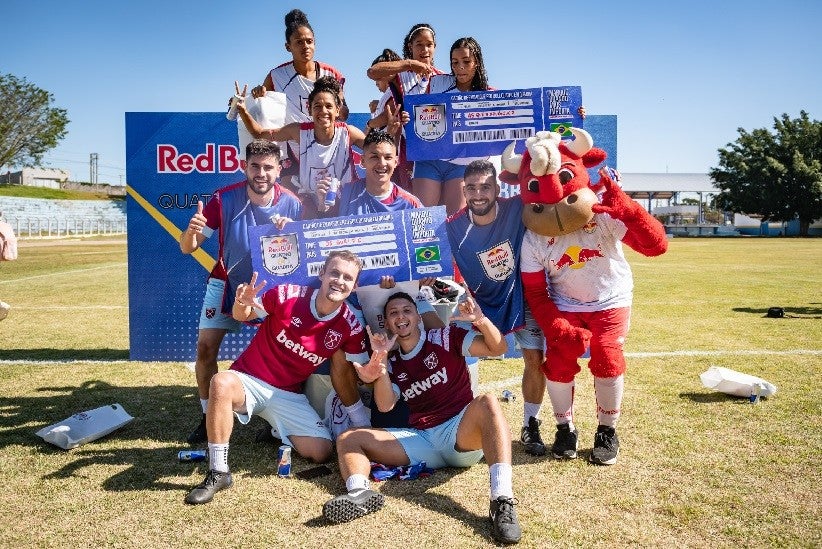 'As que ninguém quer' (feminino) e 'Os Guri FC' (misto), nas categorias feminina e mista vencem o Red Bull Quatro em Quadra (Crédito: Marcelo Maragni / Red Bull Content Pool)