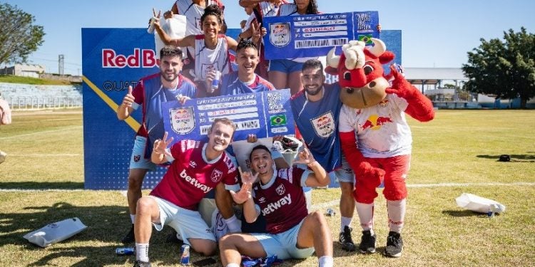 'As que ninguém quer' (feminino) e 'Os Guri FC' (misto), nas categorias feminina e mista vencem o Red Bull Quatro em Quadra (Crédito: Marcelo Maragni / Red Bull Content Pool)