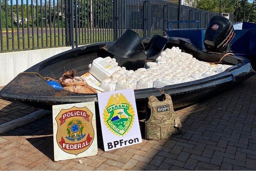 Agroquímicos são apreendidos ainda na embarcação, na região do Lago de Itaipu, cuja extensão abrange a fronteira entre o Brasil e o Paraguai. - Crédito da foto: Comunicação Social do BPFron