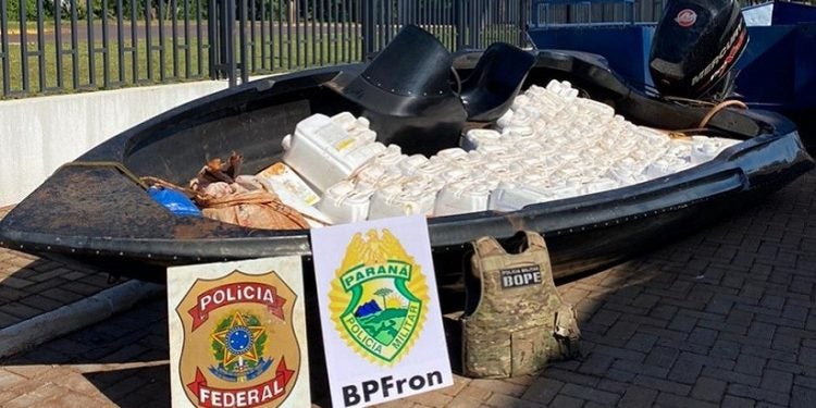 Agroquímicos são apreendidos ainda na embarcação, na região do Lago de Itaipu, cuja extensão abrange a fronteira entre o Brasil e o Paraguai. - Crédito da foto: Comunicação Social do BPFron