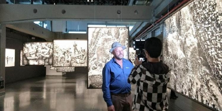 Etevaldo Arantes na exposição de Sebastião Salgado, “Gold – Mina de Ouro Serra Pelada”, no Sesc Av. Paulista, em 2019
Foto: Paulo Roberto Ferreira