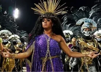 A rainha de bateria da Mangueira, Evelyn Bastos, representou Jesus mulher -  Créditos: Reprodução/TV Globo