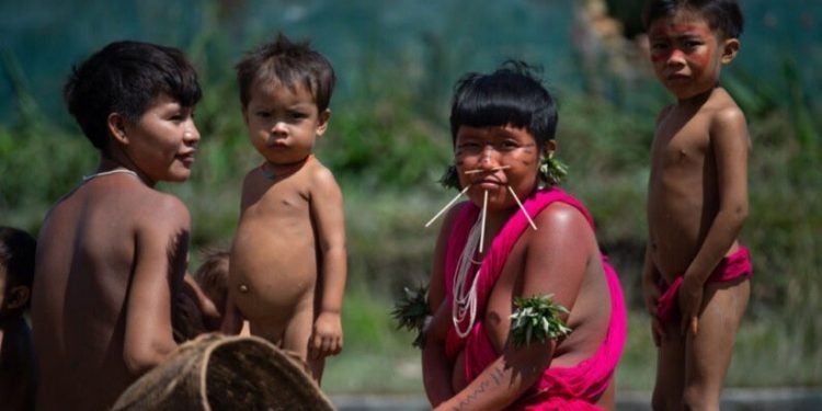 Organização Yanomami relata que garimpeiros exigem sexo em troca de comida. Foto: Andressa Anholete / Getty Images