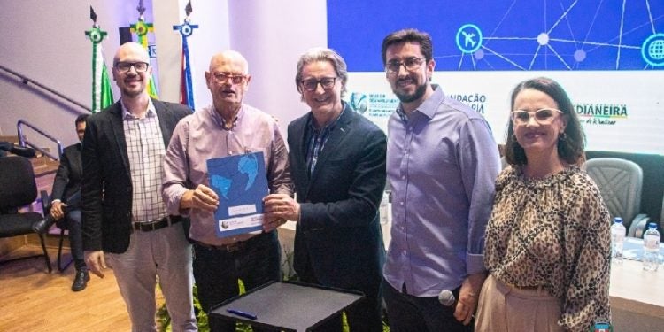Representantes da ACIFI, do Iguassu Valley e do POD assinam parceria para o Summit Iguassu Valley - Foto Divulgação