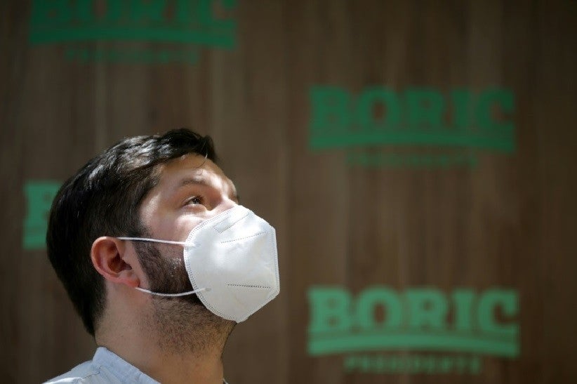 Gabriel Boric, candidato à presidência do Chile, em entrevista coletiva em Santiago, em 26 de novembro de 2021 - Foto: AFP/Pablo Vera
