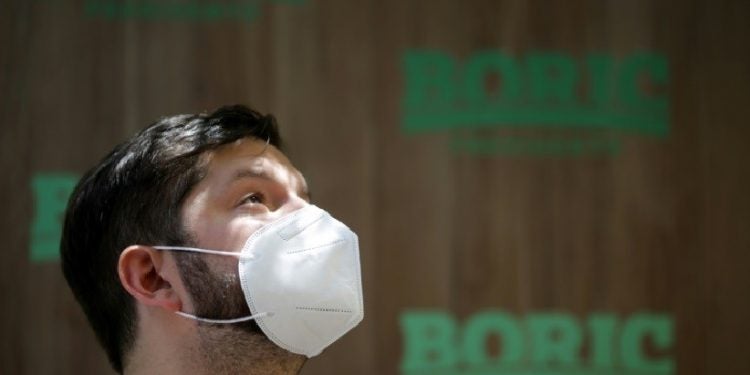 Gabriel Boric, candidato à presidência do Chile, em entrevista coletiva em Santiago, em 26 de novembro de 2021 - Foto: AFP/Pablo Vera