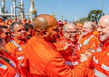 O presidente Lula ao lado de trabalhadores que foram recontratados com a decisão de retomar atividades na fábrica de fertilizantes. Foto: Ricardo Stuckert / PR