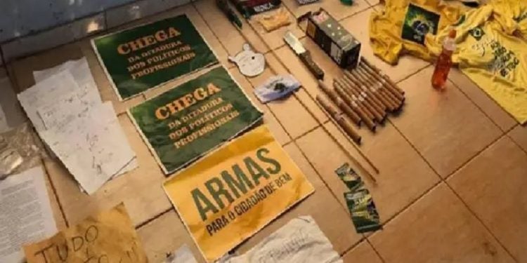 Materiais apreendidos com grupo bolsonarista no DF. (Foto: Divulgação/PCDF)