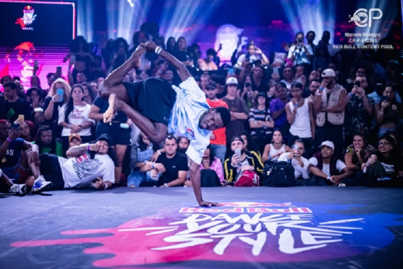 Atual campeão, André DB se apresenta durante a final nacional do Red Bull Dance Your Style 2023 (Crédito: Marcelo Maragni / Red Bull Content Pool).