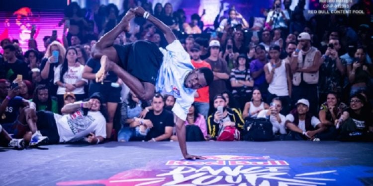 Atual campeão, André DB se apresenta durante a final nacional do Red Bull Dance Your Style 2023 (Crédito: Marcelo Maragni / Red Bull Content Pool).
