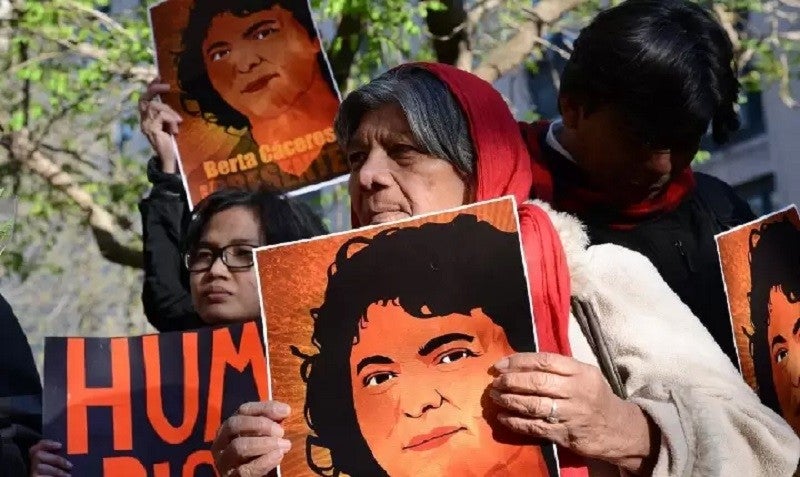 Vigília em homenagem à Berta Cáceres, ambientalista assassinada em Honduras, em frente à Organização dos Estados Americanos, Washington, EUA, em 5 de abril de 2016 [Daniel Cima/CIDH]