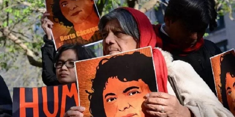 Vigília em homenagem à Berta Cáceres, ambientalista assassinada em Honduras, em frente à Organização dos Estados Americanos, Washington, EUA, em 5 de abril de 2016 [Daniel Cima/CIDH]